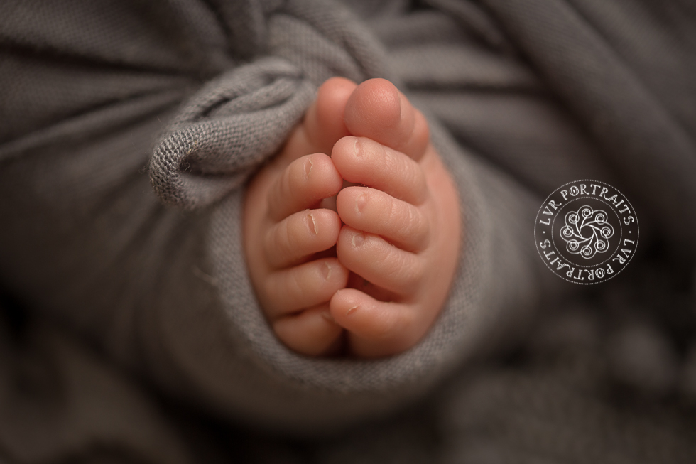 newborn baby boy photography - piggy toes